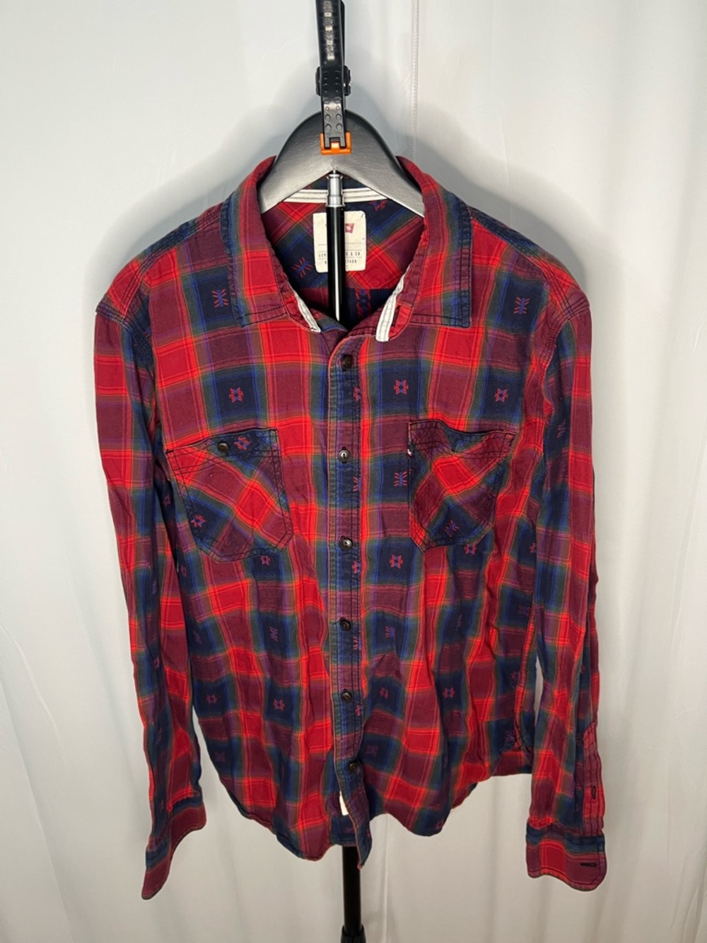 Levi's Red and Navy Plaid Long-Sleeve Button-Down Shirt